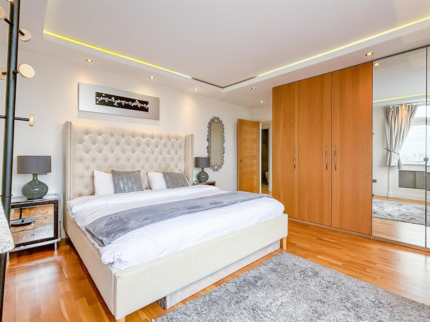 2 bed property in Porchester Place, Hyde Park